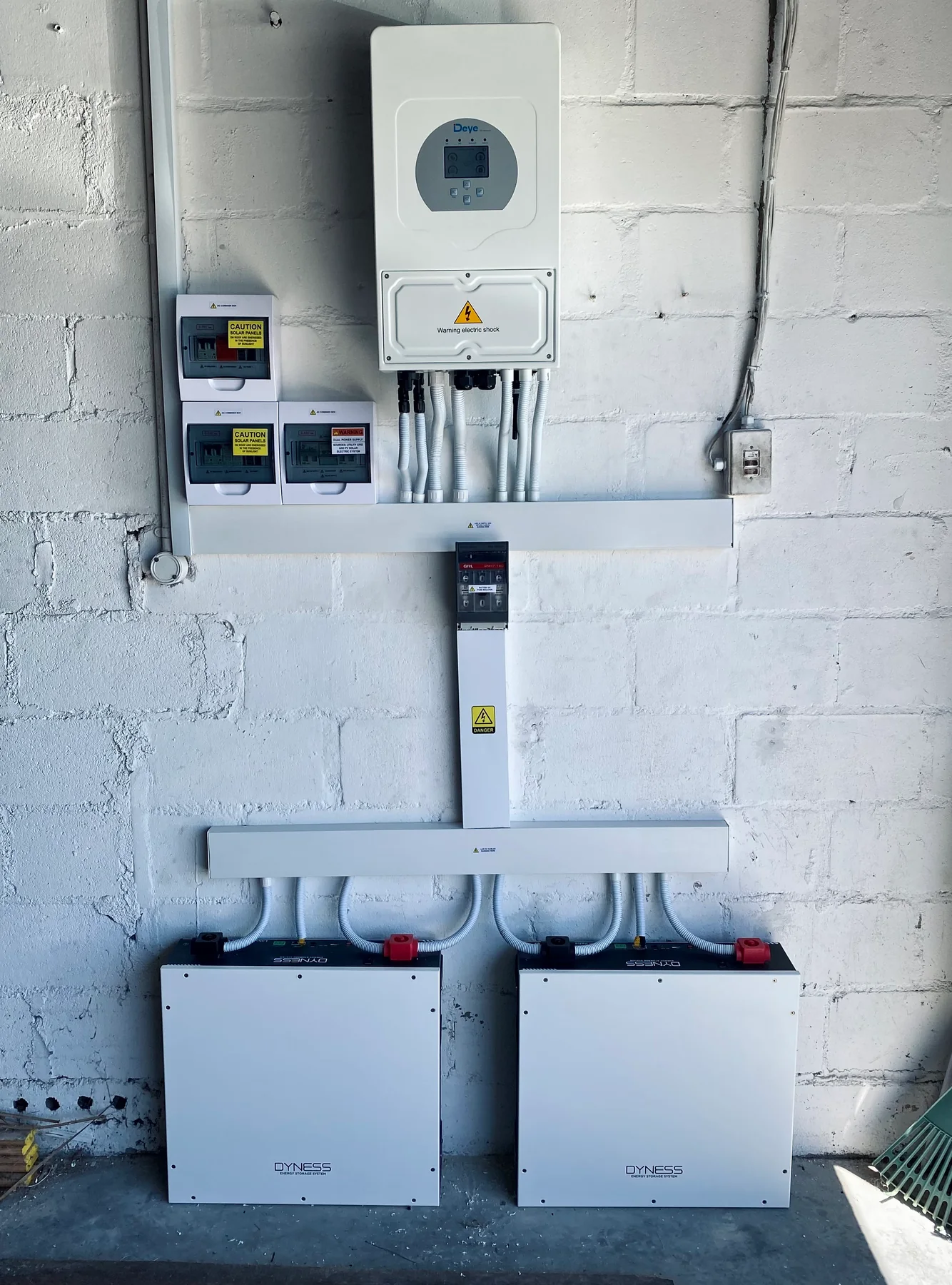Dual-battery solar backup installation